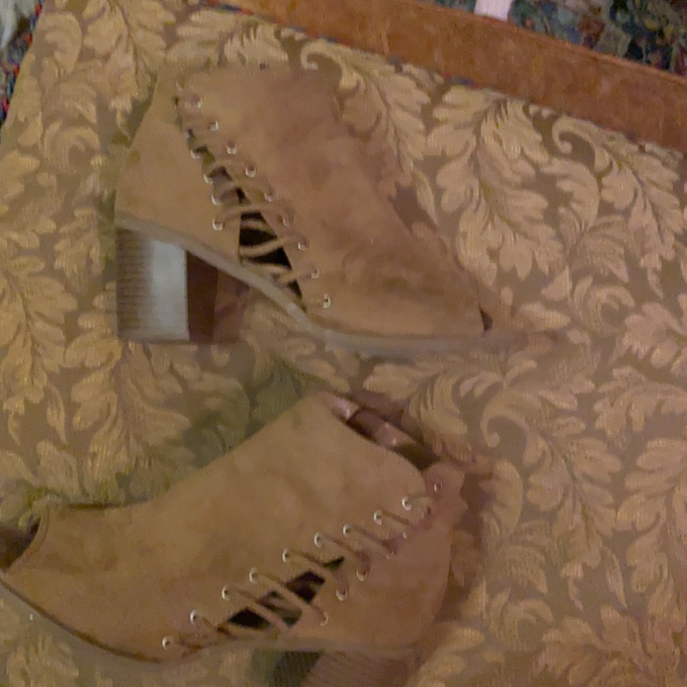 Matisse size 8 1/2 gorgeous peep toe tan lace up suede boots w heel.